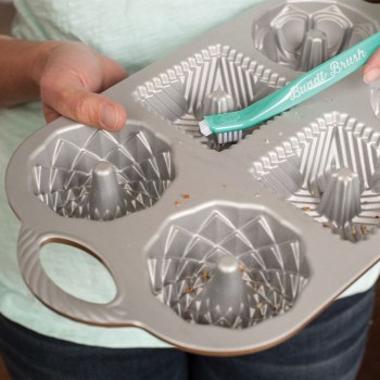 szczoteczka do mycia form do pieczenia, szczotka do mycia form do pieczenia, szczotka do mycia form Nordic Ware, pędzelek do czyszczenia form do pieczenia, jak umyć formę do pieczenia, czym czyścic formę do pieczenia
