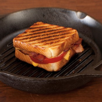 patelnia grillowa, patelnia żeliwna, patelnia Lodge, patelnia żeliwna indukcja, najlepsza patelnia żeliwna, patelnia grillowa żeliwna, patelnia na ognisko, patelnia żeliwna Lodge, dystrybutor Lodge, hurtownia Lodge