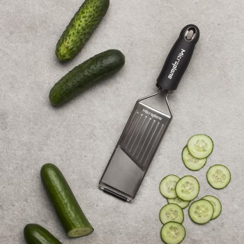 slicer, plasterki, tarka, tarki, tarki do warzyw, kuchnia, narzędzia kuchenne, ostre narzędzia kuchenne, fototrawienie, Microplane, tarka slicer microplane