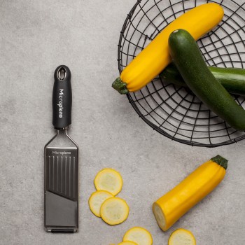 slicer, plasterki, tarka, tarki, tarki do warzyw, kuchnia, narzędzia kuchenne, ostre narzędzia kuchenne, fototrawienie, Microplane, tarka slicer microplane
