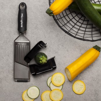 slicer, plasterki, tarka, tarki, tarki do warzyw, kuchnia, narzędzia kuchenne, ostre narzędzia kuchenne, fototrawienie, Microplane, tarka slicer microplane