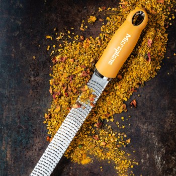 Tarka PREMIUM ZESTER Mustard Yellow Microplane 46623, tarka do imbiru, tarka do cytryny, tarka do cytrusów, tarka do przypraw, tarka do cynamonu, tarka do czekolady, 