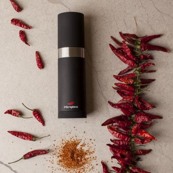 młynek do przypraw, rozdrabnianie przypraw, ostre papryczki, kuchnia, narzędzia kuchenne, fototrawienie, Microplane, młynek do chilli microplane, młynek microplane