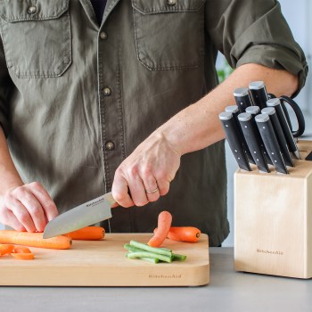 noże w bloku, blok z nożami, kitchenaid KAG12STSNBXOBQ, kitchenaid 5057982000745, blok na noże, drewniany blok na noże, noże z japońskiej stali
