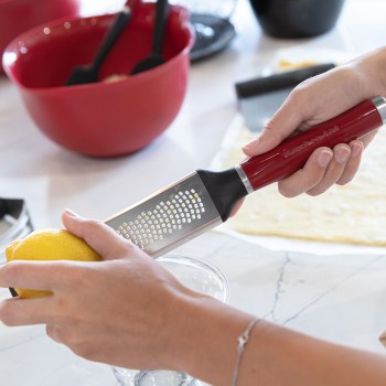tarka zester, tarka KitchenAid, tarka do cytrusów, tarka do sera, tarka do parmezanu, tarka do czekolady, tarka do imbiru, KAG321OHERE Empire Red