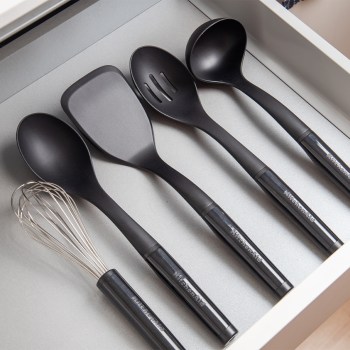KitchenAid KQG561BXOBE, przybory kuchenne KitchenAid, akcesoria kuchenne KitchenAid, utensylia KitchenAid, akcesoria z pojemnikiem