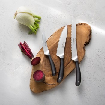 nóż do chleba, chleb, noże, noże kuchenne, noże Fiskars, ostre noże, najlepsze noże, noże wg CATRA, CATRA, dystrybutor Robert Welch Polska, noże i widelce, nóż kuchenny, Robert Welch, krojenie bagietki