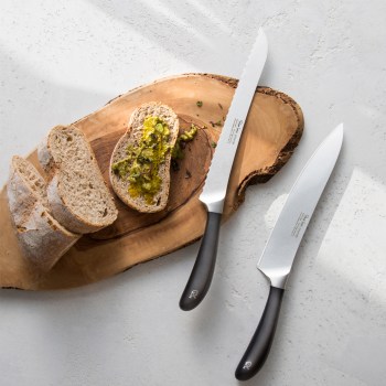 nóż do chleba, chleb, noże, noże kuchenne, noże Fiskars, ostre noże, najlepsze noże, noże wg CATRA, CATRA, dystrybutor Robert Welch Polska, noże i widelce, nóż kuchenny, Robert Welch, krojenie bagietki, nóż do pieczywa