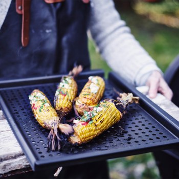 blacha perforowana na grilla, duża taca na grilla, taca grillowa wielokrotnego użytku, profesjonalna taca grillowa, blacha grillowa ze stali węglowej, akcesoria grillowe, perforowana blacha, CC002837-001 BK