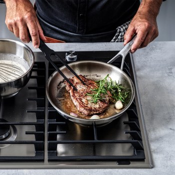 patelnia KitchenAid, akcesoria KitchenAid, patelnie KitchenAid, patelnia z pokrywką stal nierdzewna KitchenAid, patelnia stal nierdzewna, patelnia ze stali nierdzewnej, Multi-Ply Stainless Steel KitchenAid, patelnia 3-warstwowa, importer KitchenAid, wyłą