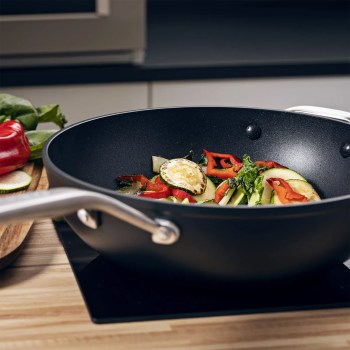 KitchenAid CC005696-001, wok KitchenAid, wok ceramiczny, wok z powłoką ceramiczną, ceramiczna powłoka nieprzywierająca, wok bez PFAS,