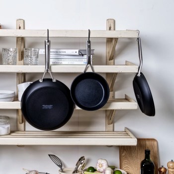KitchenAid CC005699-001, patelnia KitchenAid, pzestaw patelni, patelnia ceramiczna, patelnie z powłoką ceramiczną, ceramiczna powłoka nieprzywierająca, patelnia bez PFAS,