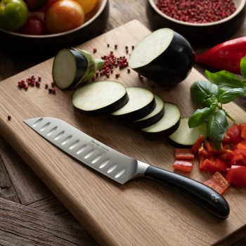 nóż santoku, japoński nóż, santoku, krojenie warzyw, noże, noże kuchenne, noże Fiskars, ostre noże, najlepsze noże, noże wg CATRA, CATRA, dystrybutor Robert Welch Polska, noże i widelce, nóż kuchenny, Robert Welch, 